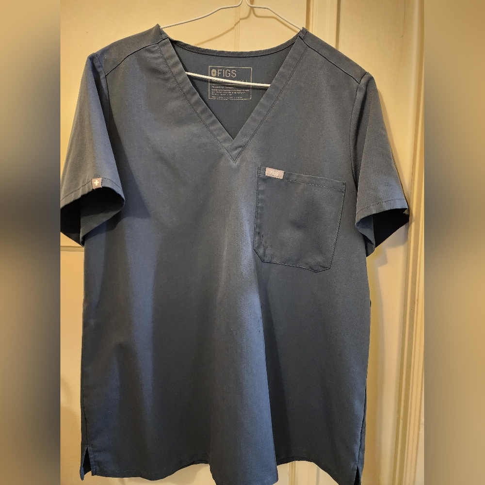 Figs women's one pocket top in dark harbor size Large